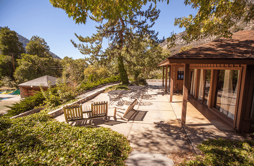 Outside of a cabin in Lakeview with chairs on the porch